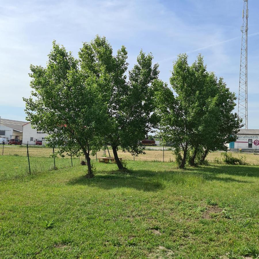 فندق Louise'S Camper Neusiedl an der Zaya المظهر الخارجي الصورة